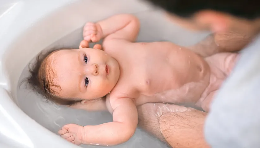 Baño de un bebé recién nacido. en farline, te cuidamos