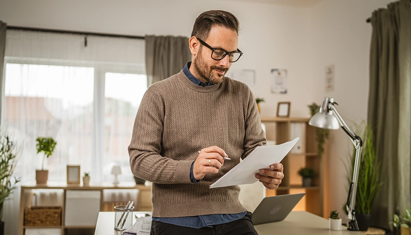 hombre_leyendo_con_gafas_presbicia.webp