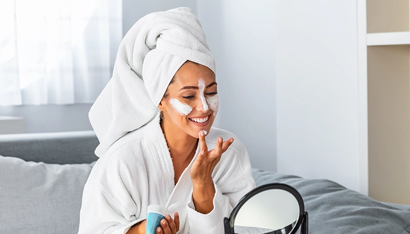 mujer_con_mascarilla_facial.webp