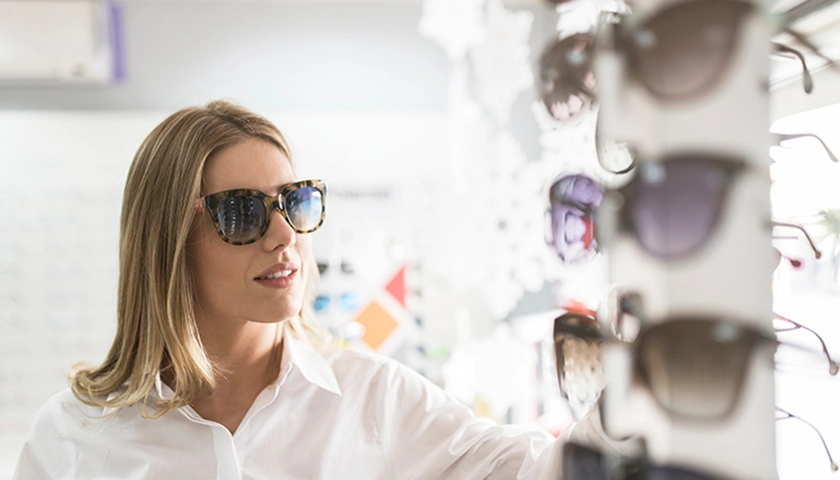 mujer_eligiendo_gafas_de_sol.webp